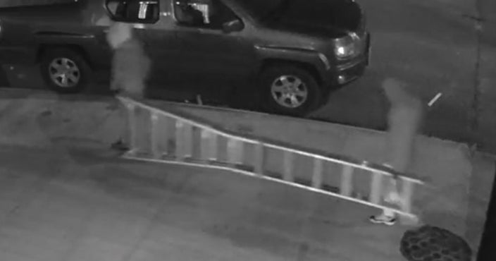 Cell Phone Stores In Brooklyn Ny Police Say 2 Men Climb Up To 2nd Floor Of Brooklyn Building, Smash