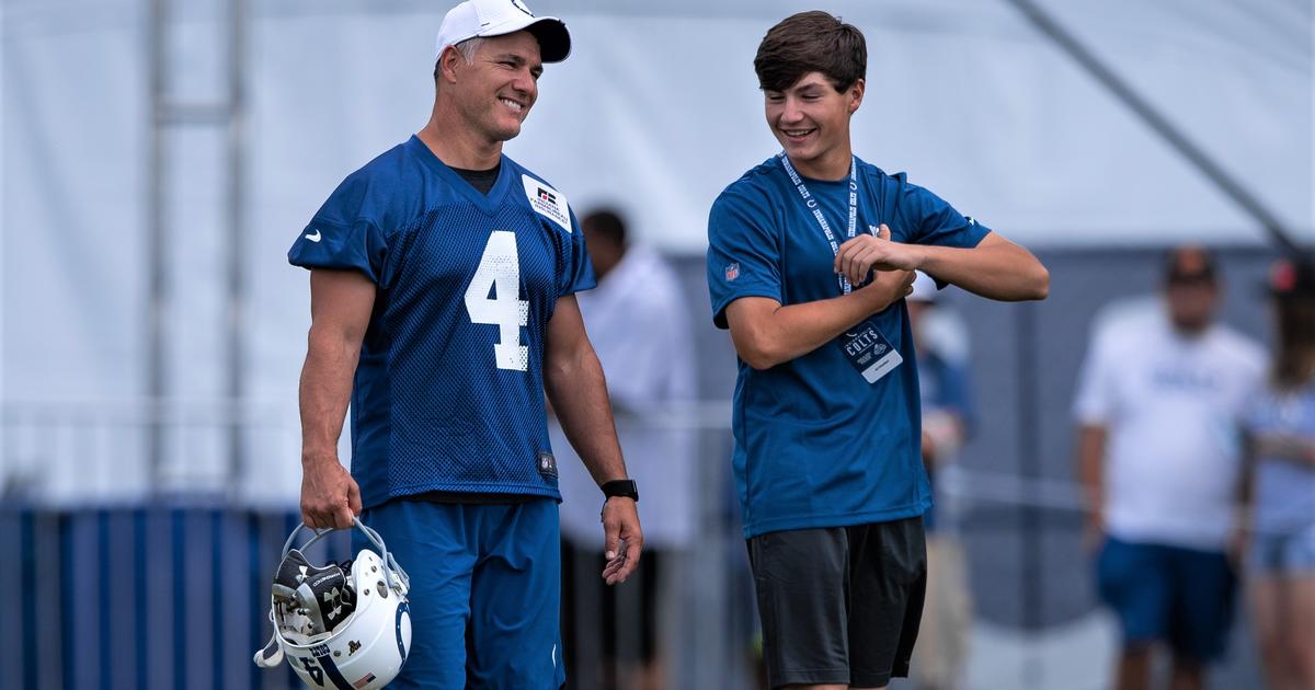 Adam Vinatieri still kicking for Colts - The Boston Globe