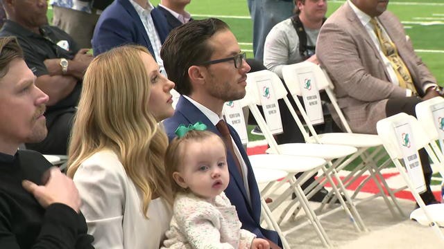 New Dolphins coach Mike McDaniel flies to Florida with family 