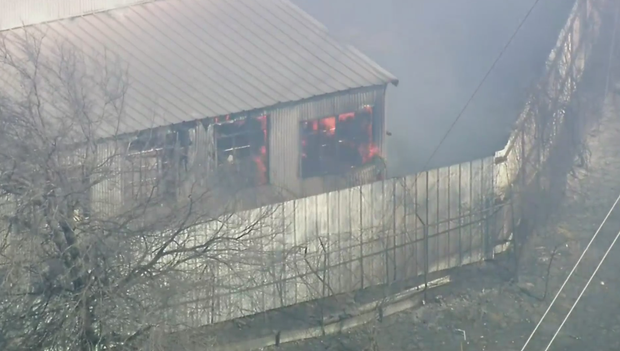 Building burns from grass fire in Kennedale 