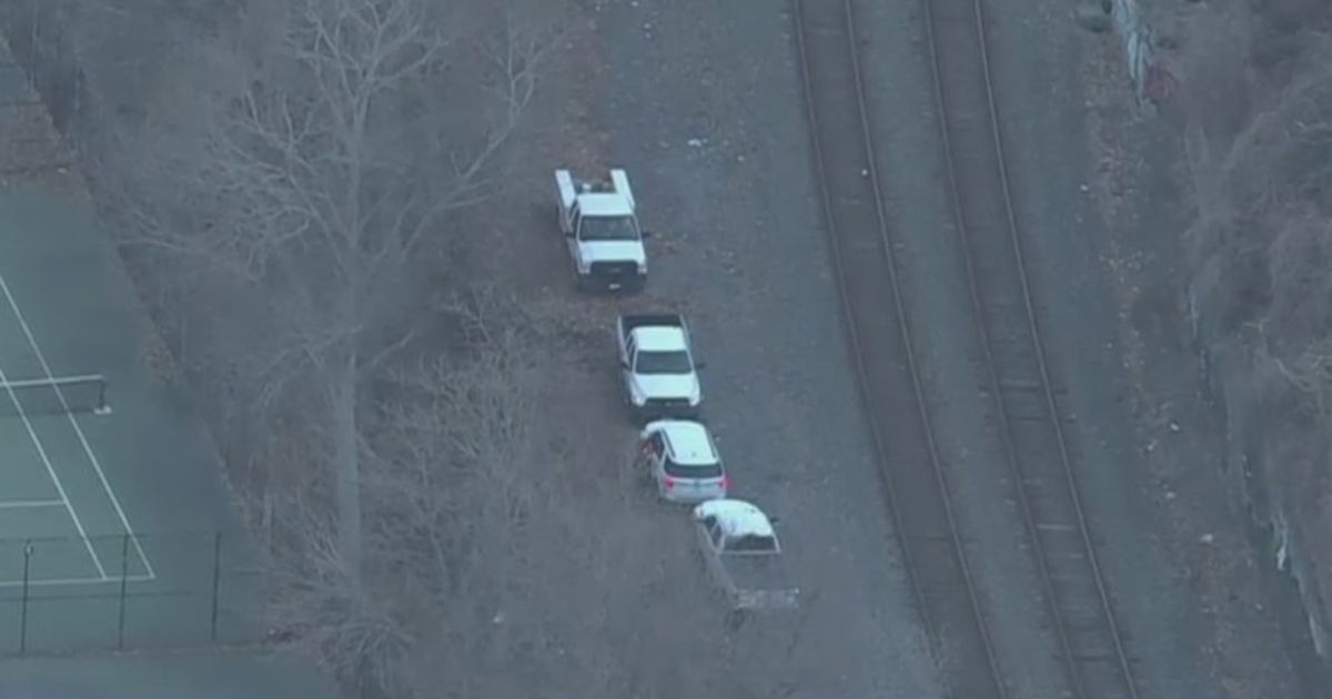 3 dead after car crashes off Henry Hudson Parkway onto Amtrak tracks