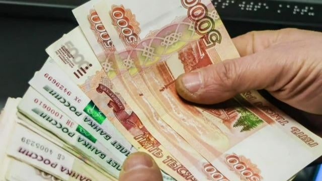 MoneyWatch Ruble value tanks as sanctions slam Russian economy