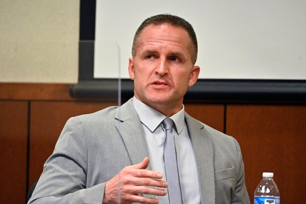 O ex-policial de Louisville Brett Hankison é interrogado por seu advogado de defesa durante seu julgamento estadual em 2 de março de 2022 em Louisville, Kentucky.