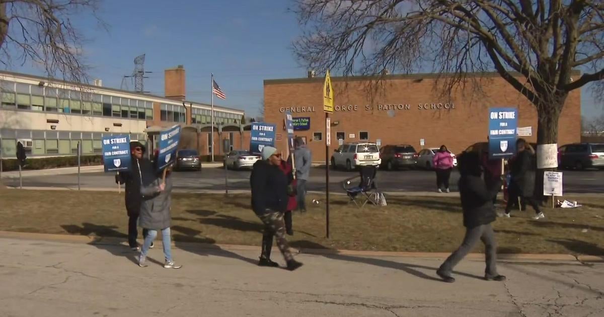 Teachers at Patton Elementary in Riverdale on strike - CBS Chicago