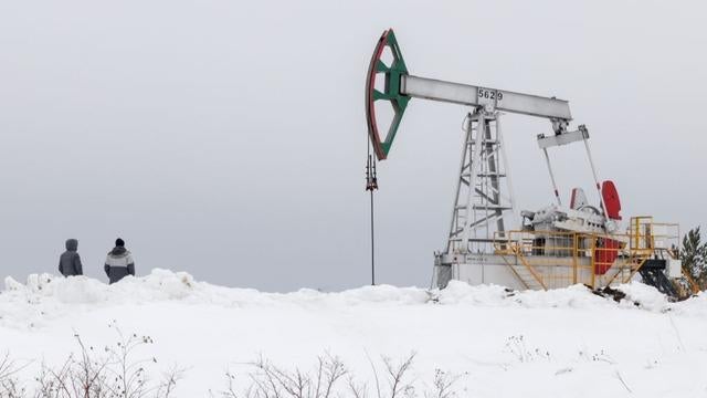 cbsn-fusion-russian-oil-ban-puts-squeeze-on-americans-energy-sector-thumbnail-916940-640x360.jpg 