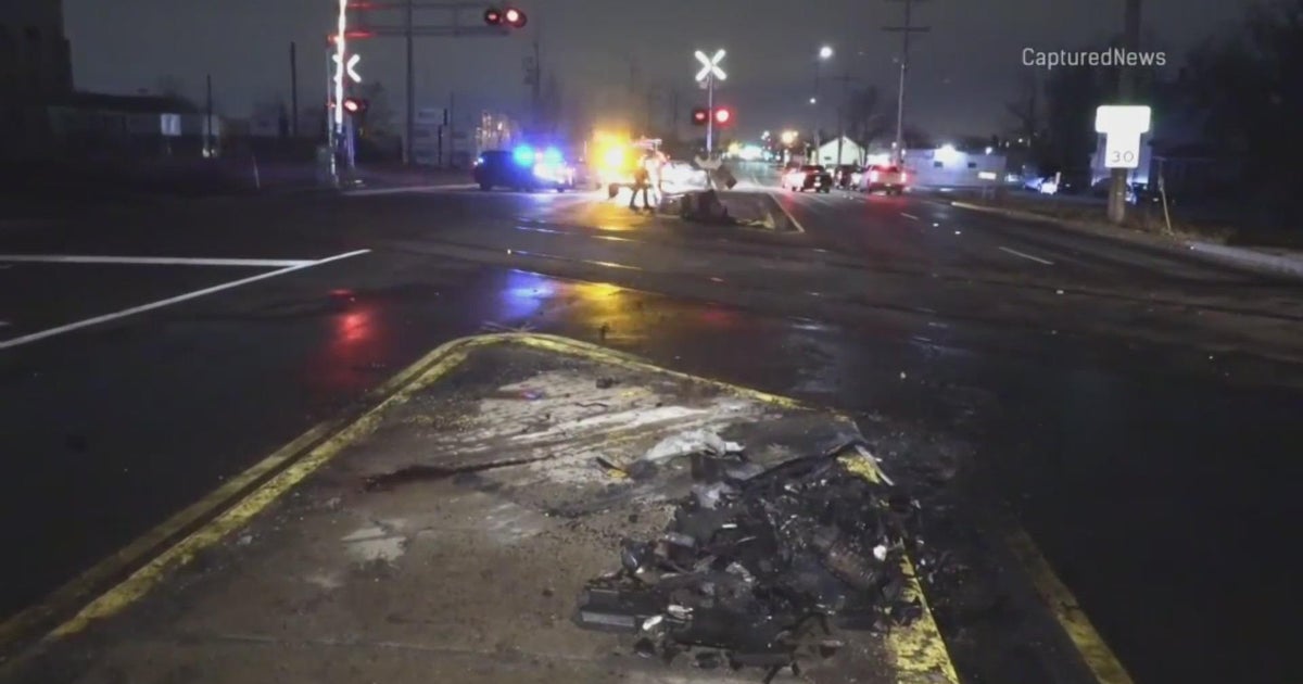 4 dead after car collides with freight train in Harvey - CBS Chicago