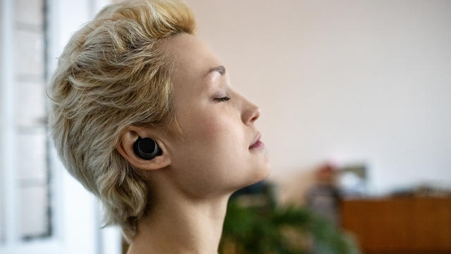 Woman-listening-to-mindful-music.jpg 