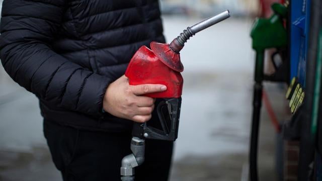 cbsn-fusion-moneywatch-soaring-gas-prices-putting-strain-on-american-households-thumbnail-918058-640x360.jpg 