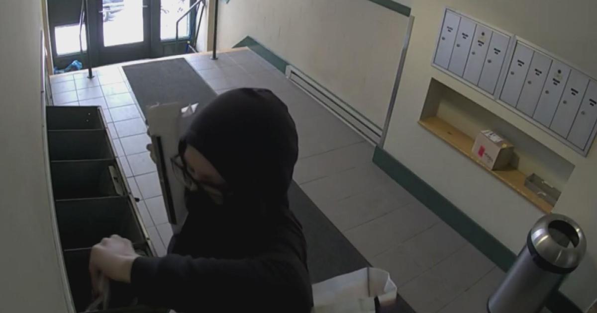 Mail Thief Caught On Camera Using Postal Master Key Cbs Chicago
