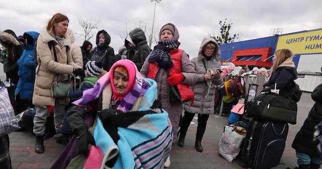 Humanitarian relief group helping Ukrainian refugees in Romania - CBS News