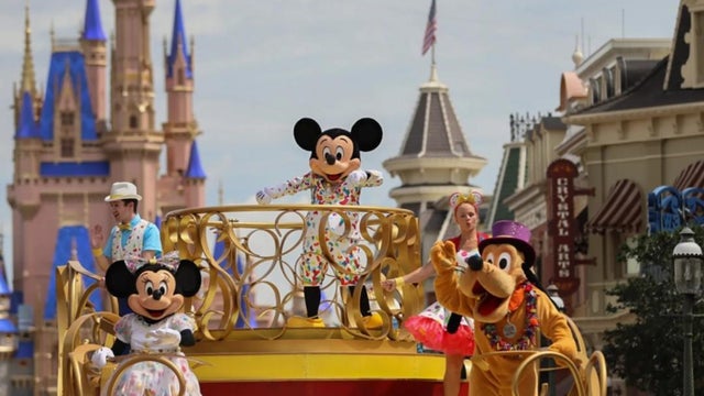 mickey-and-friends-cavalcade-2.jpg 