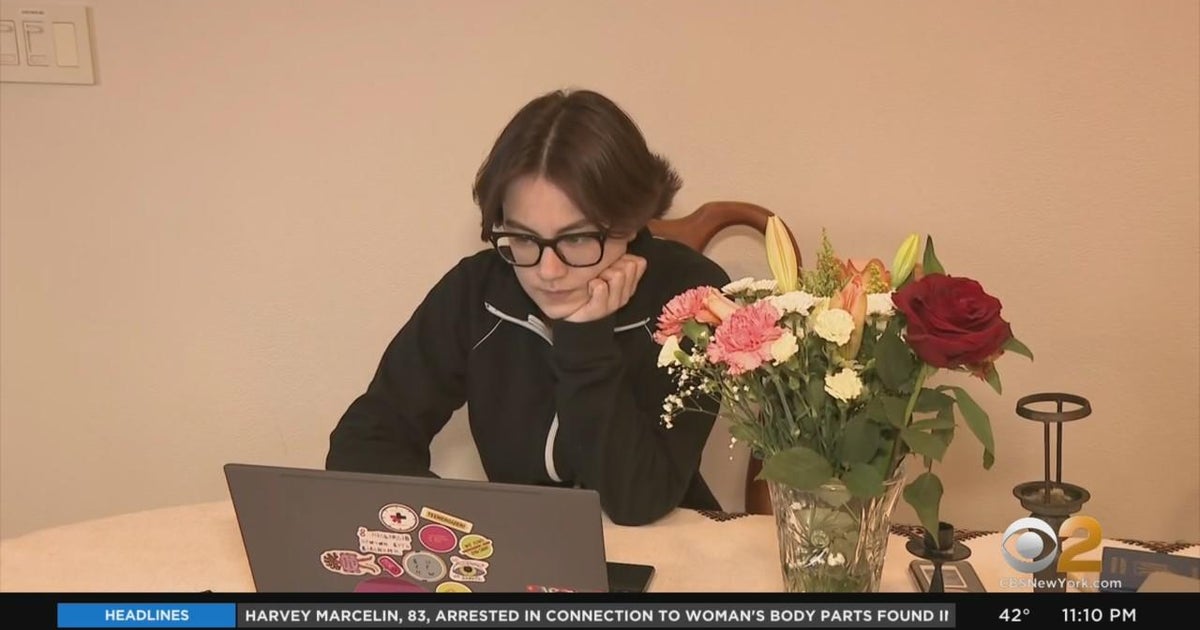 Ukrainian teen in N.Y. trying to help others fleeing war back home - CBS New York