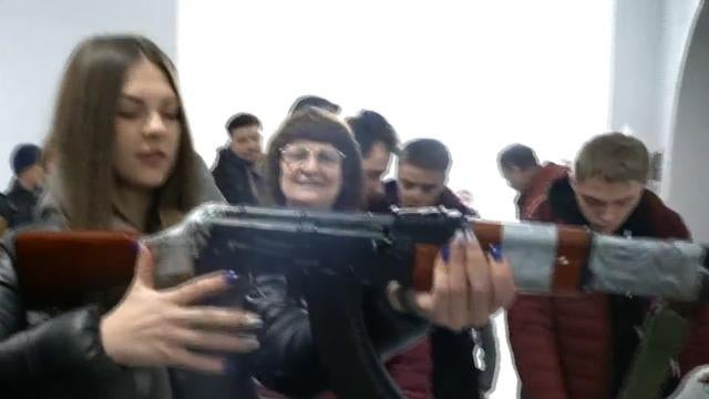 cbsn-fusion-civilians-train-to-defend-ukraine-thumbnail-924754-640x360.jpg 