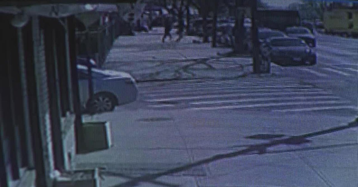 NYPD seeks suspect who stabbed 2 teens outside Queens school - CBS New York