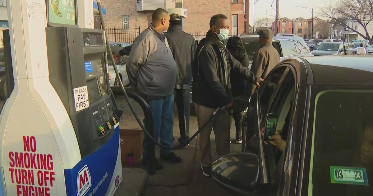 Hundreds line up for gas giveaway hosted by businessman Willie Wilson