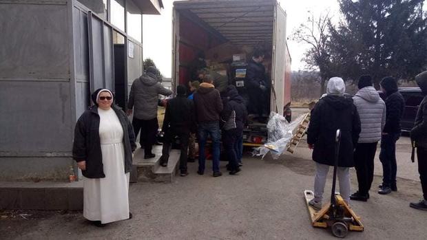 Domincan sister receives more supplies for refugees. 