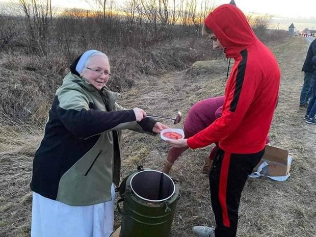 Dominican sister on Poland-Ukraine border serves refugees. 