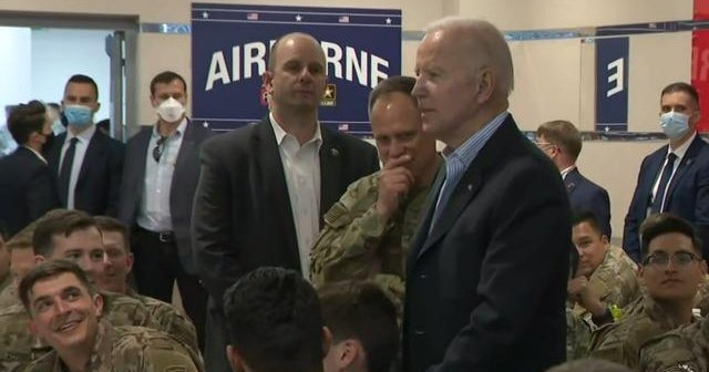 President Biden visits troops and gets humanitarian briefing in Poland ...