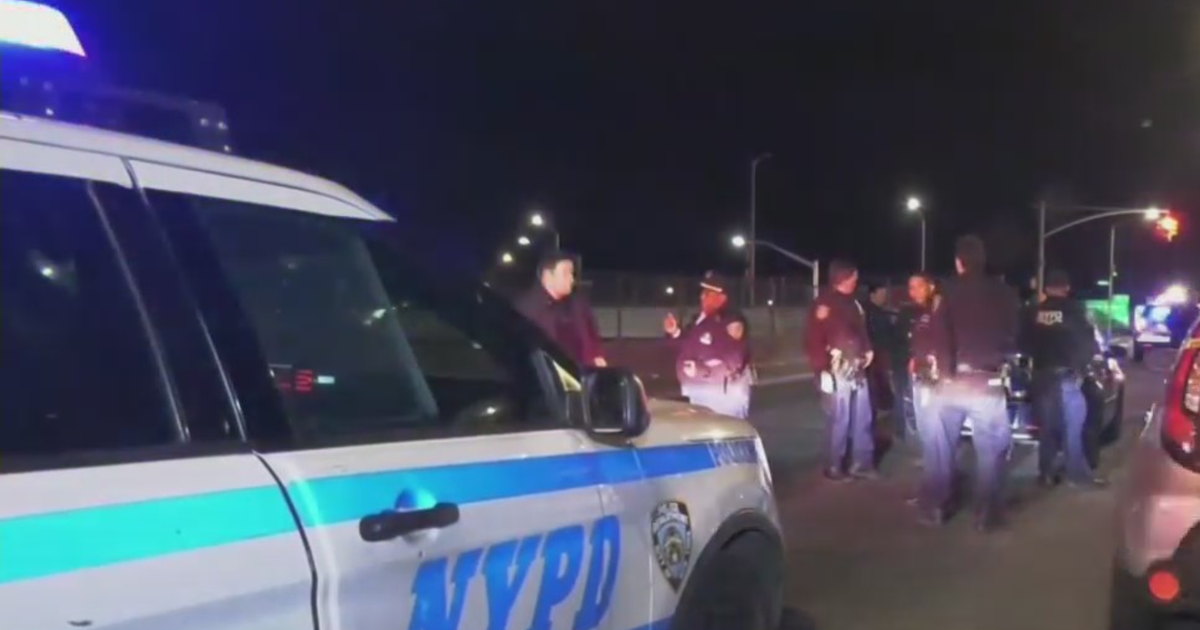 Man stabbed to death after minor crash in the Bronx, sources say - CBS ...