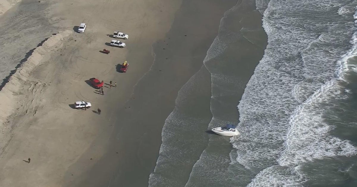 At least one injured after boat runs aground in Huntington Beach - CBS ...