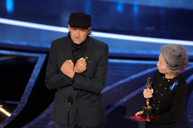 Troy Kotsur accepts the Oscar 