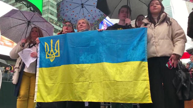 broadway-sings-for-ukraine-in-times-square.jpg 