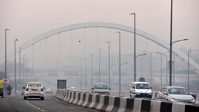 Cold And Smoggy Morning In Delhi NCR 