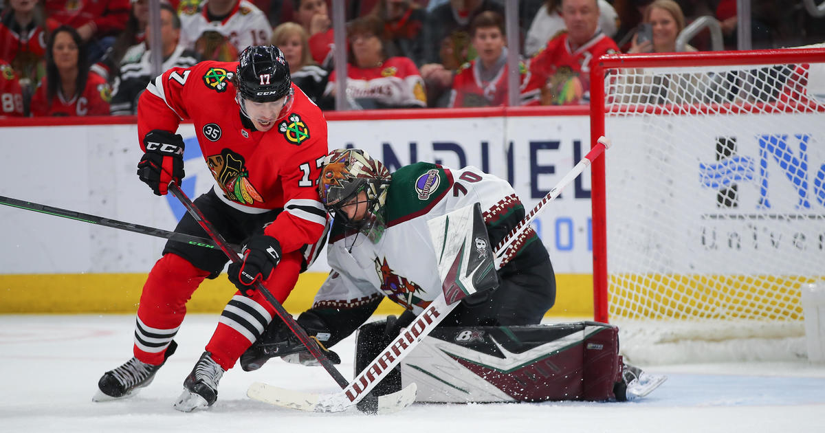 Blackhawks struck by 'different vibe' at Coyotes' tiny Mullett