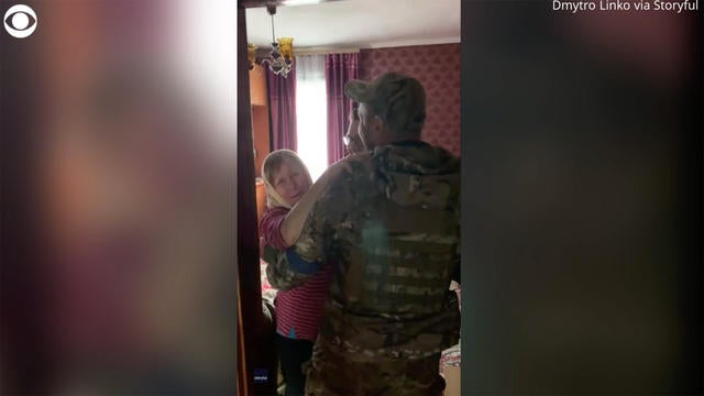 0405-cbsnews-social-ukrainian-soldier-reunited-with-parents-949379-640x360.jpg 