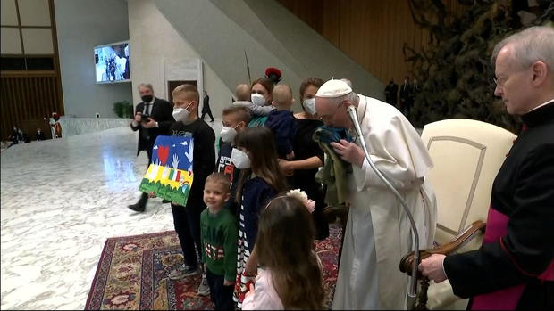 Pope Francis kisses the Ukrainian flag 