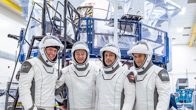 040322-crew-spacex-suits.jpg 