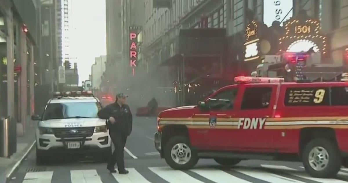 Manhole explosion sends people into panic in Times Square - CBS New York