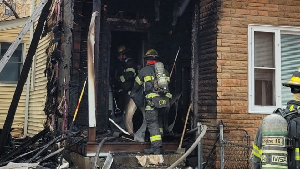 Crews Battle House Fire In Southeast Minneapolis - CBS Minnesota