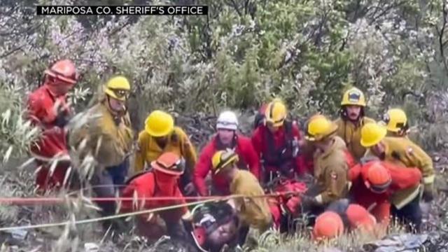 rescuers-car-off-cliff-california-041122.jpg 
