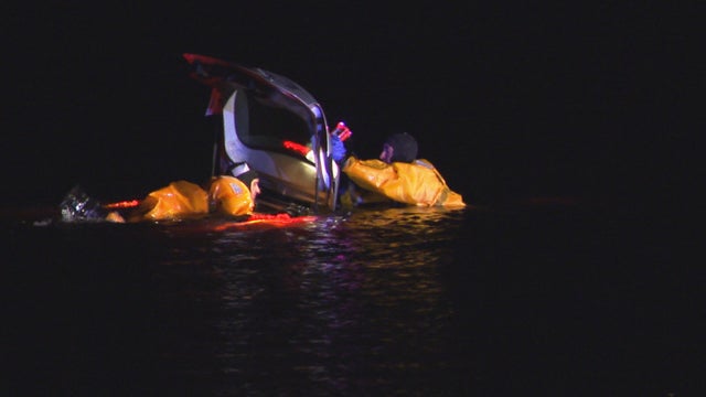 V-DARTMOUTH-CAR-IN-WATER-BREAKING_WPRI0baa_136-1_frame_307.jpeg 
