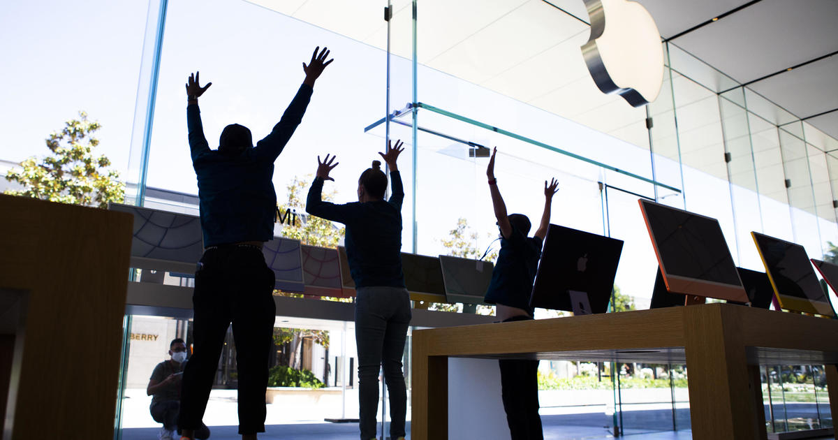 Apple Store workers are starting to unionize, citing stagnating