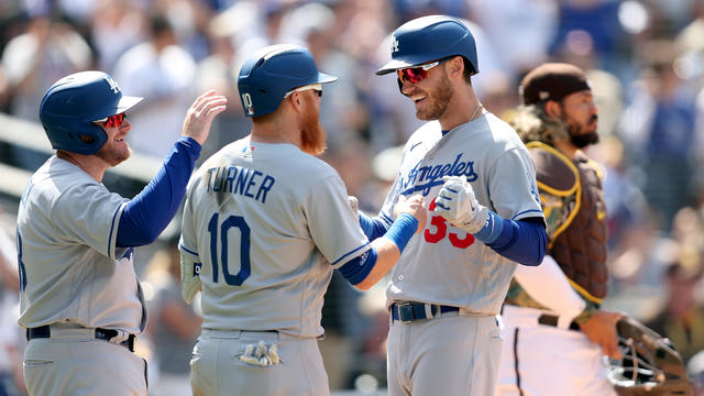 Max Muncy blast helps Dodgers sweep rivalry series vs. Giants 