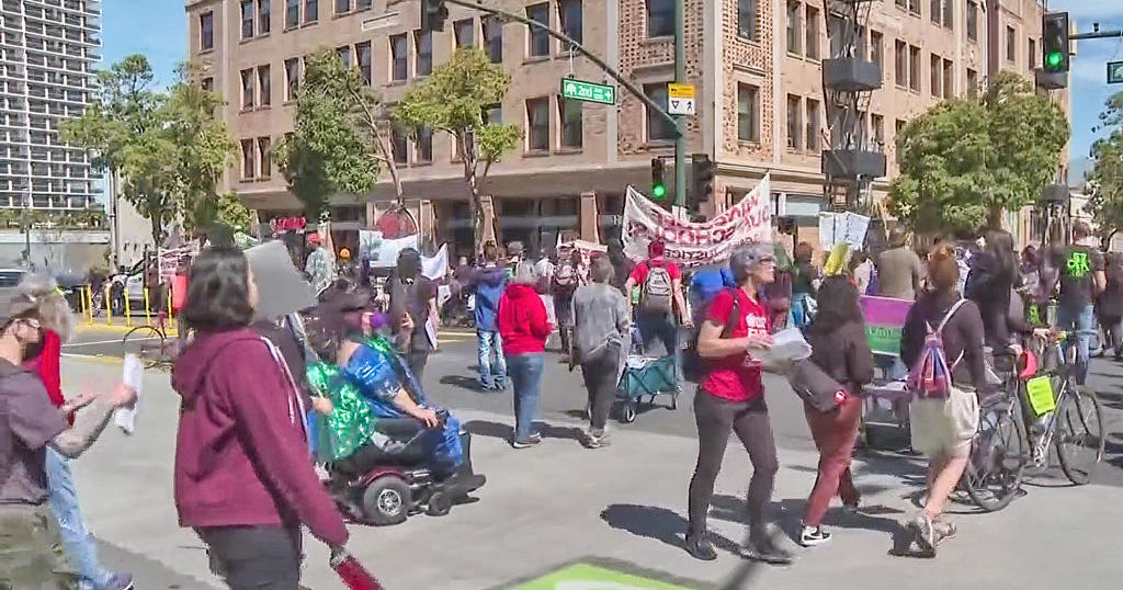 Oakland teachers stage one-day strike to protest school closures - CBS ...