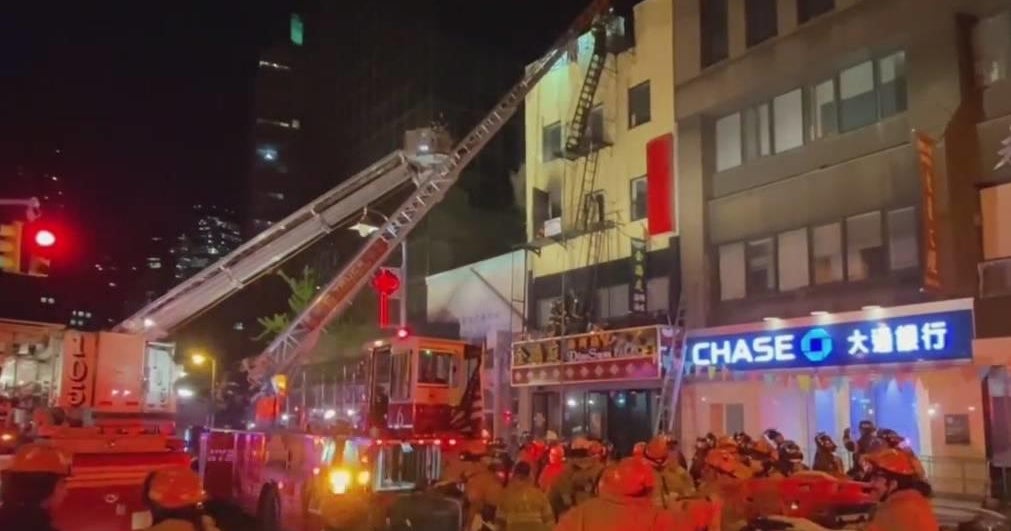 5 firefighters hurt battling raging Chinatown fire CBS New York