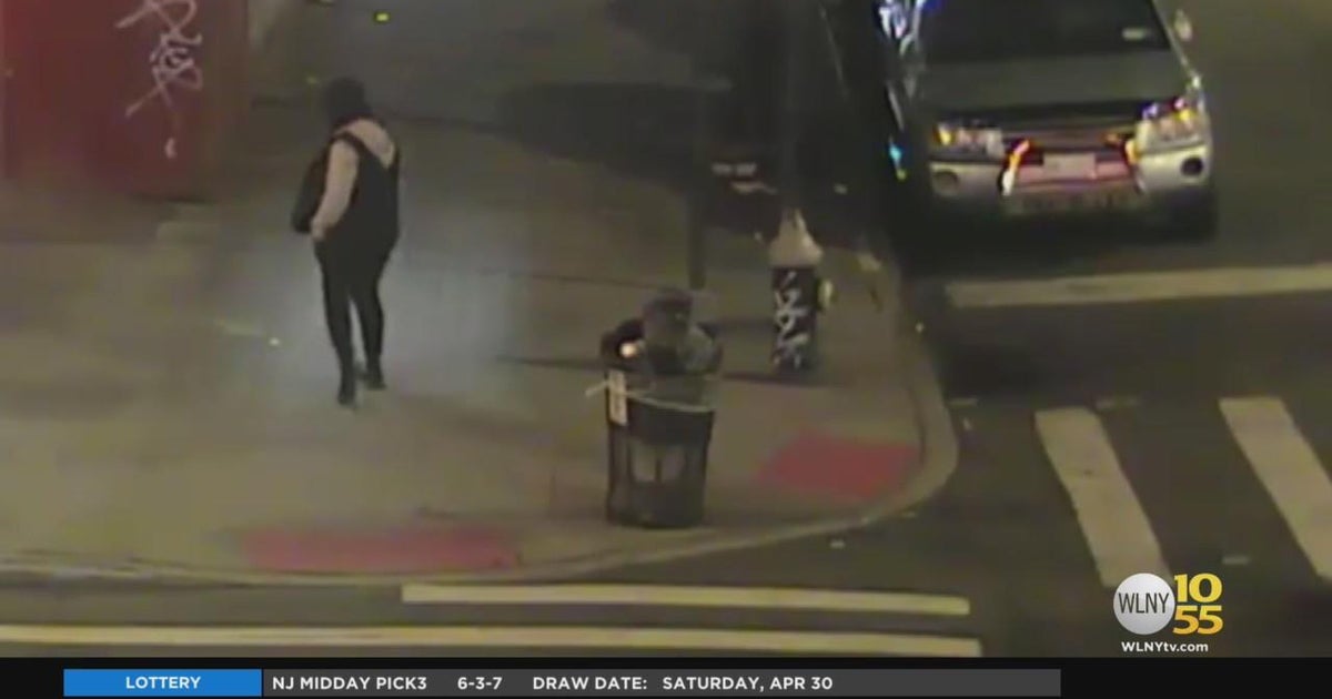 NYPD searching for suspects in violent robbery - CBS New York