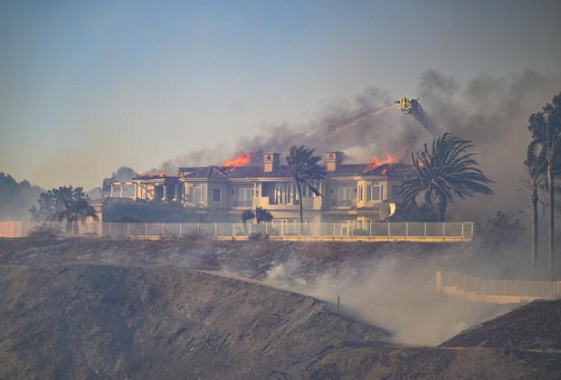 Homes destroyed as Laguna Niguel brush fire rips through Orange County coastal community 