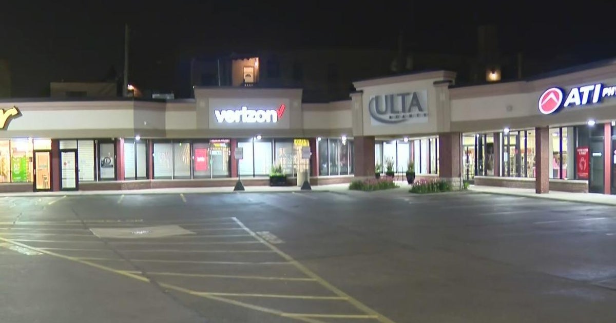 Armed robber takes cash, cell phones from Verizon store in Lakeview ...