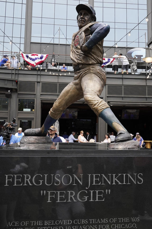 Cubs unveil Ferguson Jenkins statue at Wrigley Field - CBS Chicago