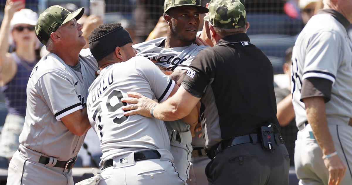 White Sox catcher Grandal leaves game against Yankees with sore