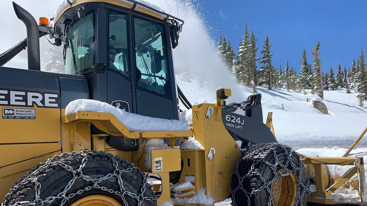 Crews Work To Clear 2-5 Foot Snowdrifts From Trail Ridge Road - CBS ...