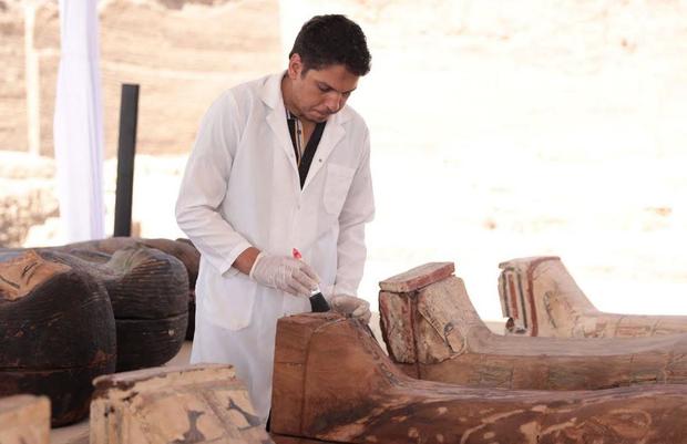 saqqara-tomb-mummy-archaeologist-egypt.jpg 