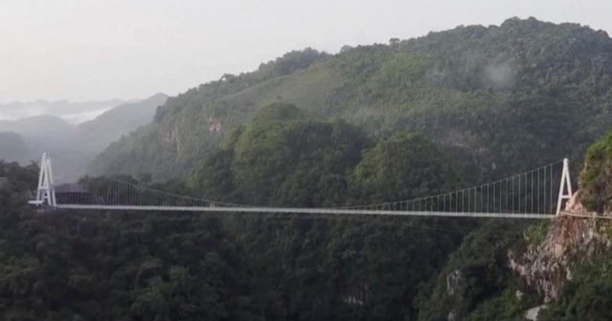 Glass-bottom bridge opens in Vietnam, nearly 500 feet in the air - CBS News