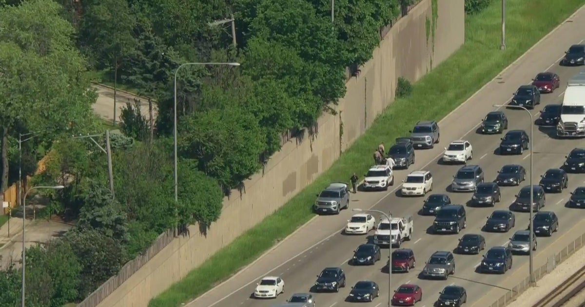 Shots damage SUV on Kennedy Expressway - CBS Chicago