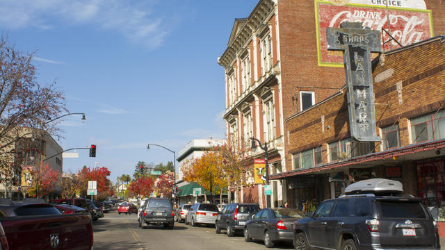 downtown_petaluma_cyclist_102621.jpg 