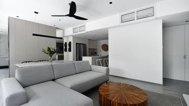 living room with ceiling fan 